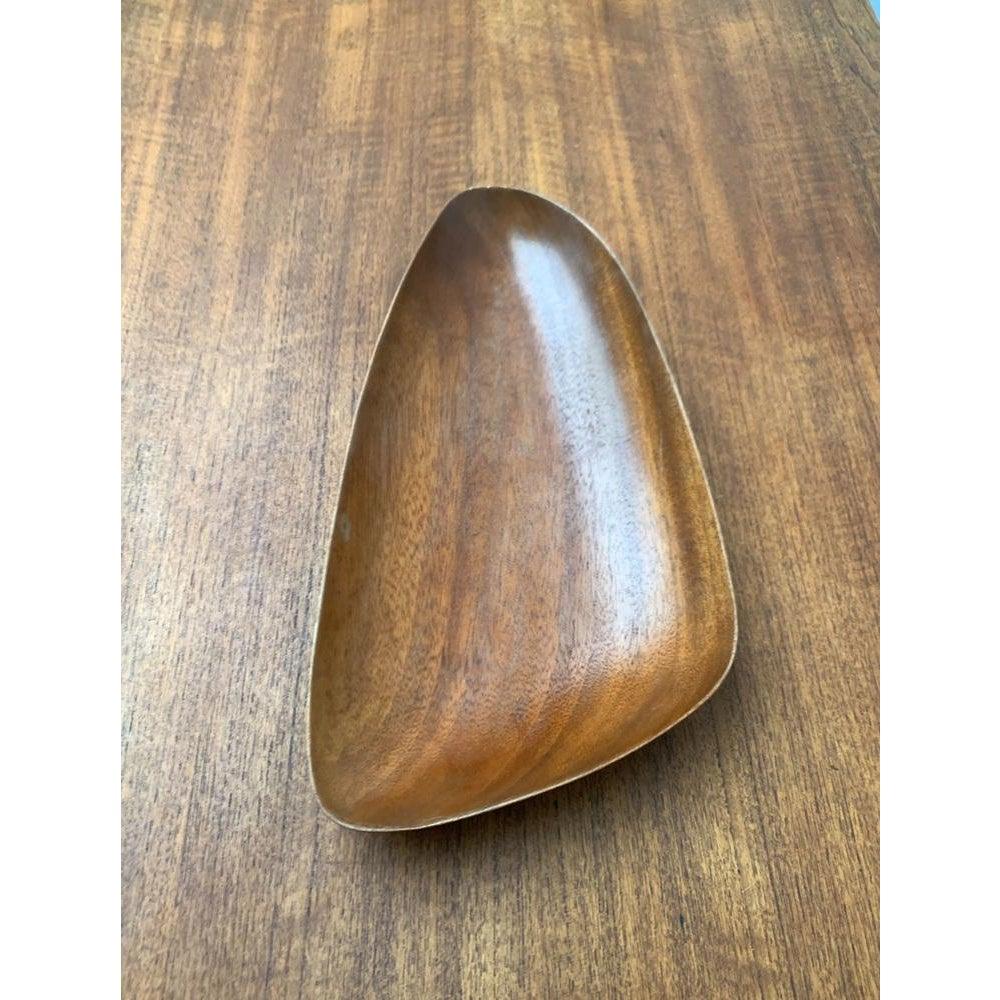 Minimalist Asymmetric Teak Bowl, 1960s, in Very Good conditions. Designed 1960 to 1969

Additional information:
Materials: Teak
Style: Mid-Century Modern, Minimalist
Color: Brown
Item Type: Vintage, Antique or Pre-owned
Dimensions: 12.99ʺW × 6.3ʺD ×