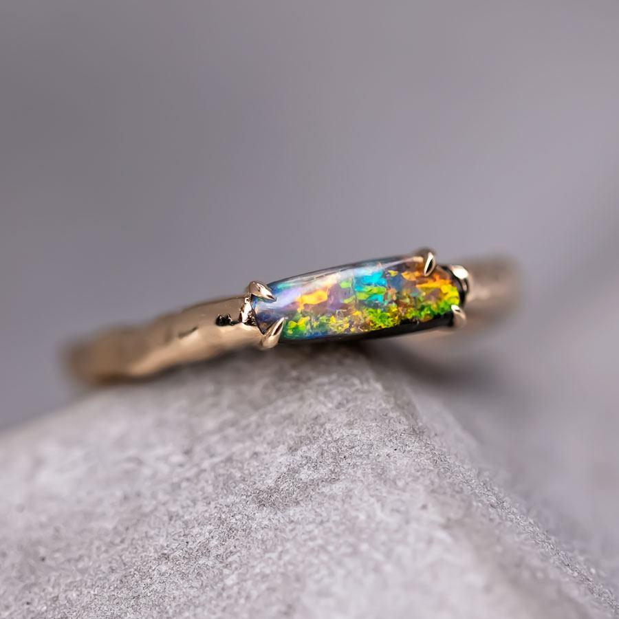 Minimalistischer australischer Boulder Opal Verlobungsring 18K Gelbgold.


Kostenloser Inlandsversand mit USPS First Class! Kostenlose Geschenktüte oder -box zu jeder Bestellung!

Der Opal, die Königin der Edelsteine, ist einer der schönsten