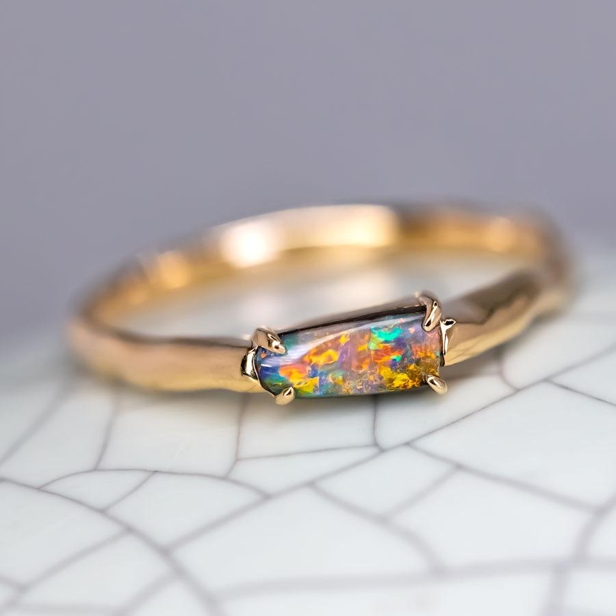 Anello di fidanzamento minimalista con opale australiano Boulder in oro giallo 18 carati.


Spedizione nazionale gratuita USPS di prima classe! Borsa o scatola regalo in omaggio con ogni ordine!

L'opale, la regina delle gemme, è una delle gemme più