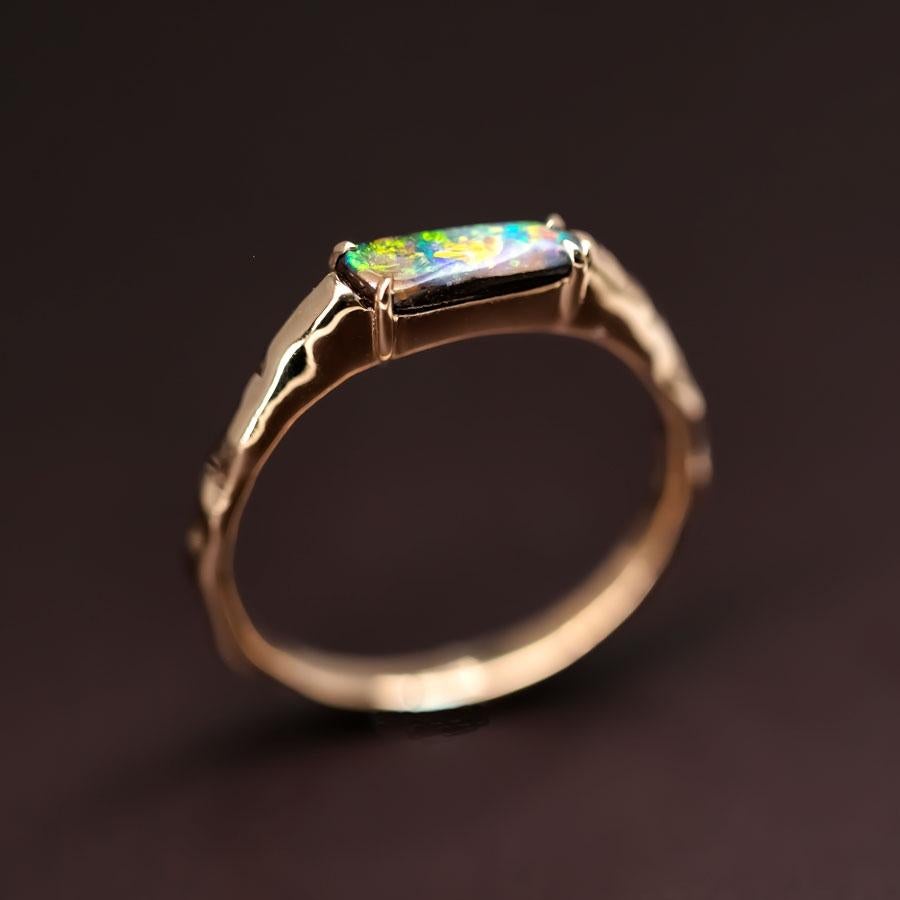 Minimalistischer australischer Boulder-Opal-Verlobungsring aus 18 Karat Gelbgold (Arts and Crafts)