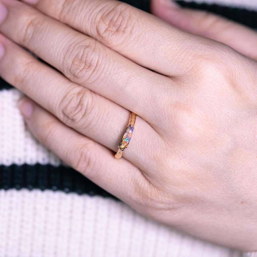 Minimalistischer australischer Boulder-Opal-Verlobungsring aus 18 Karat Gelbgold (Brillantschliff)
