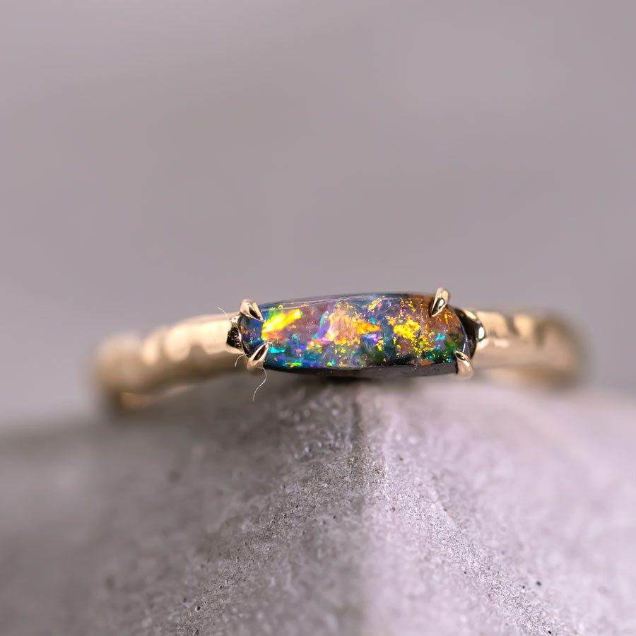Minimalistischer australischer Boulder-Opal-Verlobungsring aus 18 Karat Gelbgold im Zustand „Neu“ in Suwanee, GA