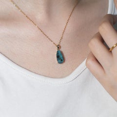 Collana minimalista di opale australiano Boulder in oro giallo 14 carati