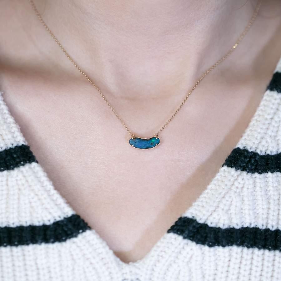 Arts and Crafts Collier minimaliste en or jaune 18 carats avec opale de roche australienne en vente