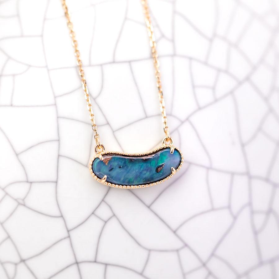 Taille brillant Collier minimaliste en or jaune 18 carats avec opale de roche australienne en vente