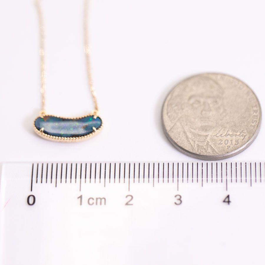 Collier minimaliste en or jaune 18 carats avec opale de roche australienne Neuf - En vente à Suwanee, GA