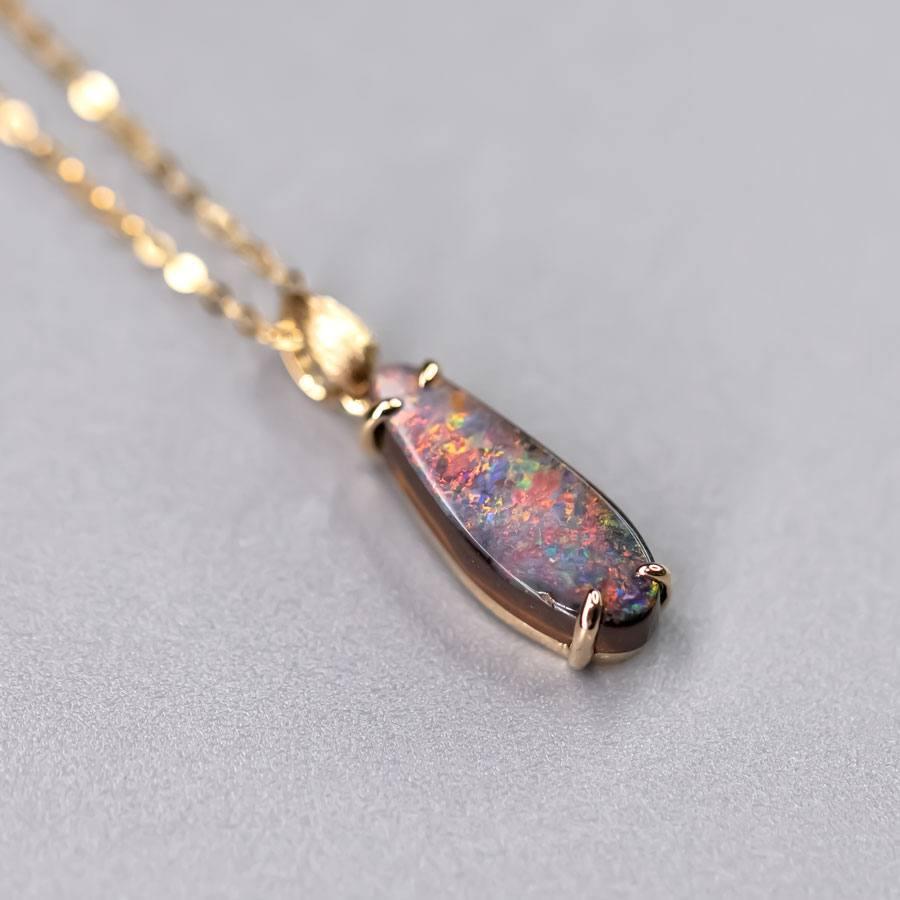 Collier Minimalist Australian Boulder Opal Necklace Pendentif 18K Yellow Gold.


Expédition nationale gratuite par USPS First Class ! Sac ou boîte cadeau gratuit avec chaque commande !

L'opale, la reine des pierres précieuses, est l'une des plus