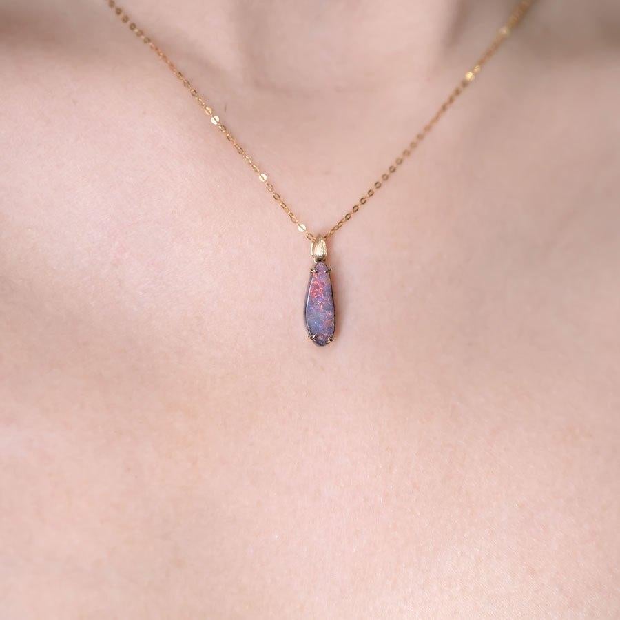 Arts and Crafts Collier Minimaliste Pendentif Opale Australienne Boulder Or Jaune 18K en vente