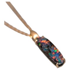 Minimalistische australische Boulder-Opal-Halskette mit Anhänger aus 18 Karat Gelbgold