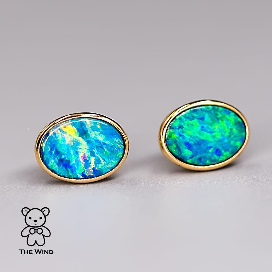 Minimalistischer australischer Opal-Ohrstecker mit Doublet, 18 Karat Gelbgold.


Kostenloser Inlandsversand mit USPS First Class! Kostenlose Geschenktüte oder -box zu jeder Bestellung!

Der Opal, die Königin der Edelsteine, ist einer der schönsten