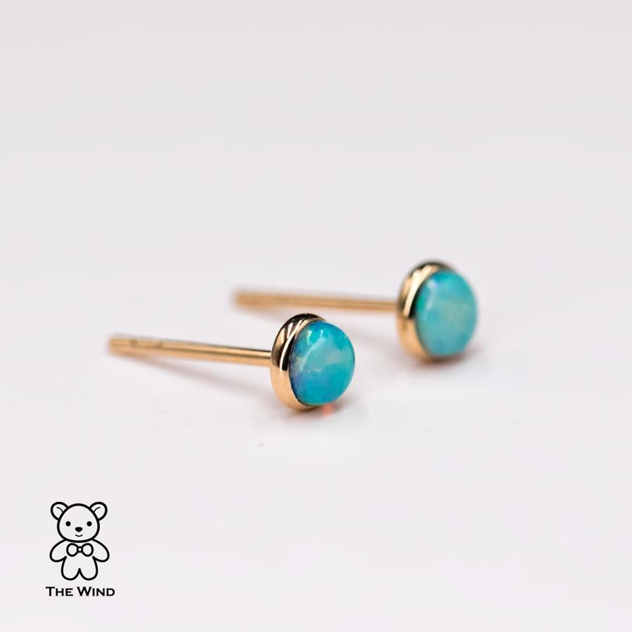 Arts and Crafts Orecchini minimalisti in oro giallo 14 carati con opale australiano solido in vendita