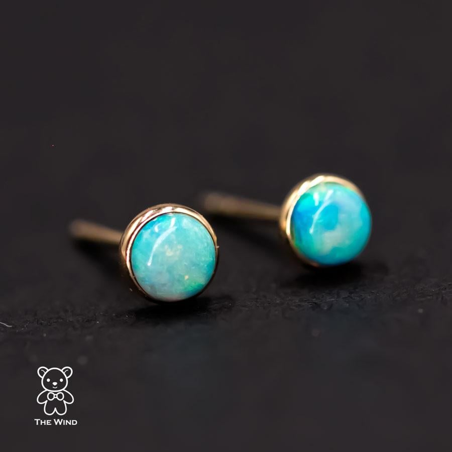 Taglio rotondo Orecchini minimalisti in oro giallo 14 carati con opale australiano solido in vendita