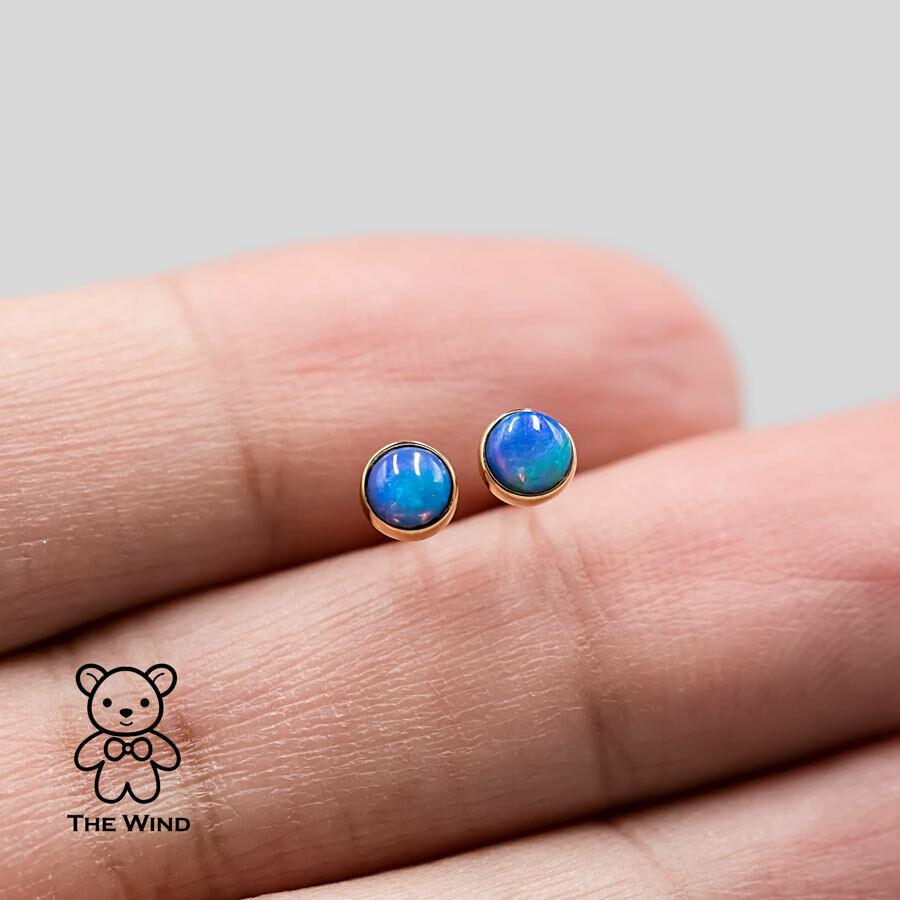 da uomo o donna Orecchini minimalisti in oro giallo 14 carati con opale australiano solido in vendita