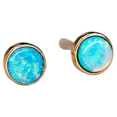 Minimalistische australische runde Ohrstecker aus 14 Karat Gelbgold mit massivem Opal