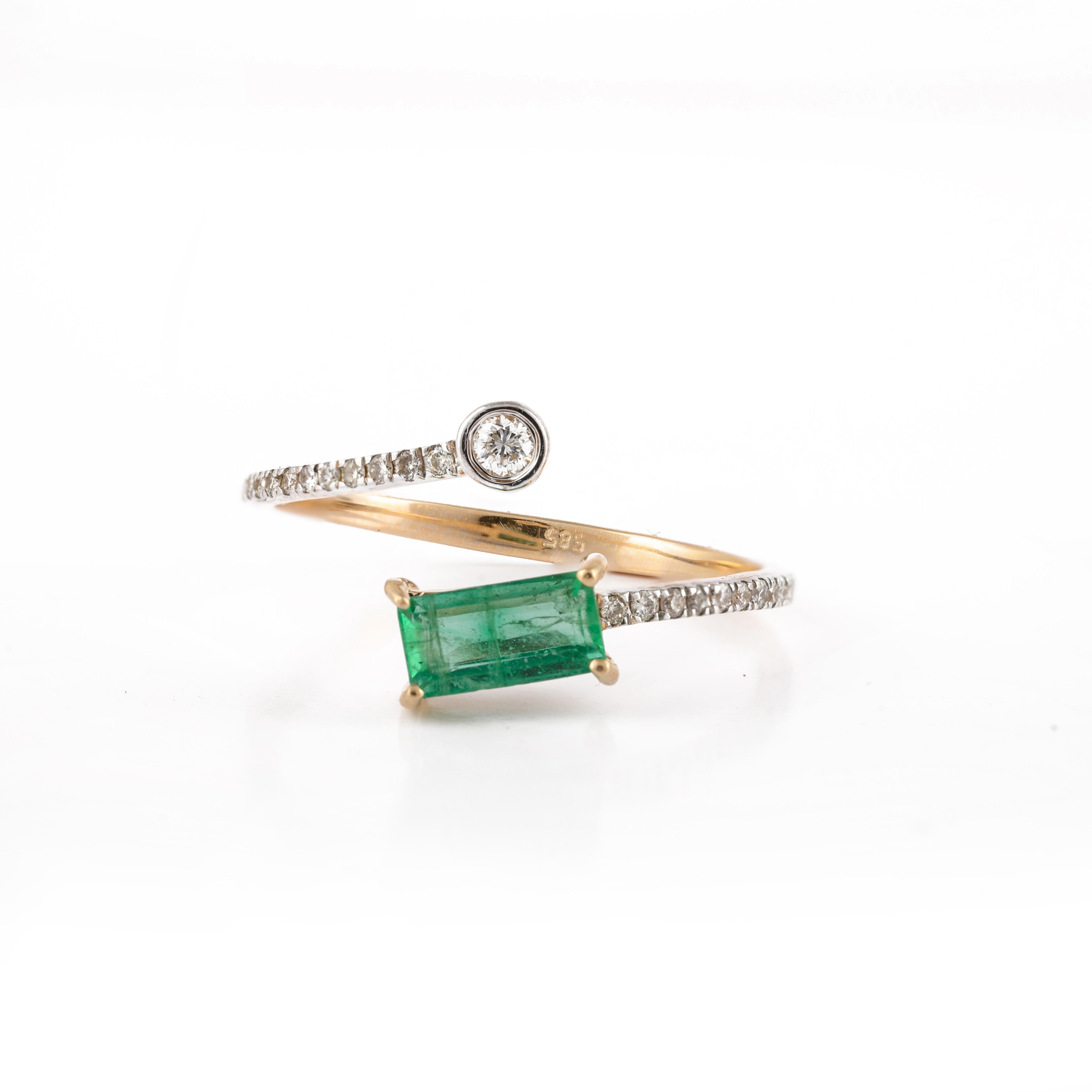 En vente :  Bague ouverte minimaliste en or jaune 14 carats avec émeraudes baguettes et diamants 3