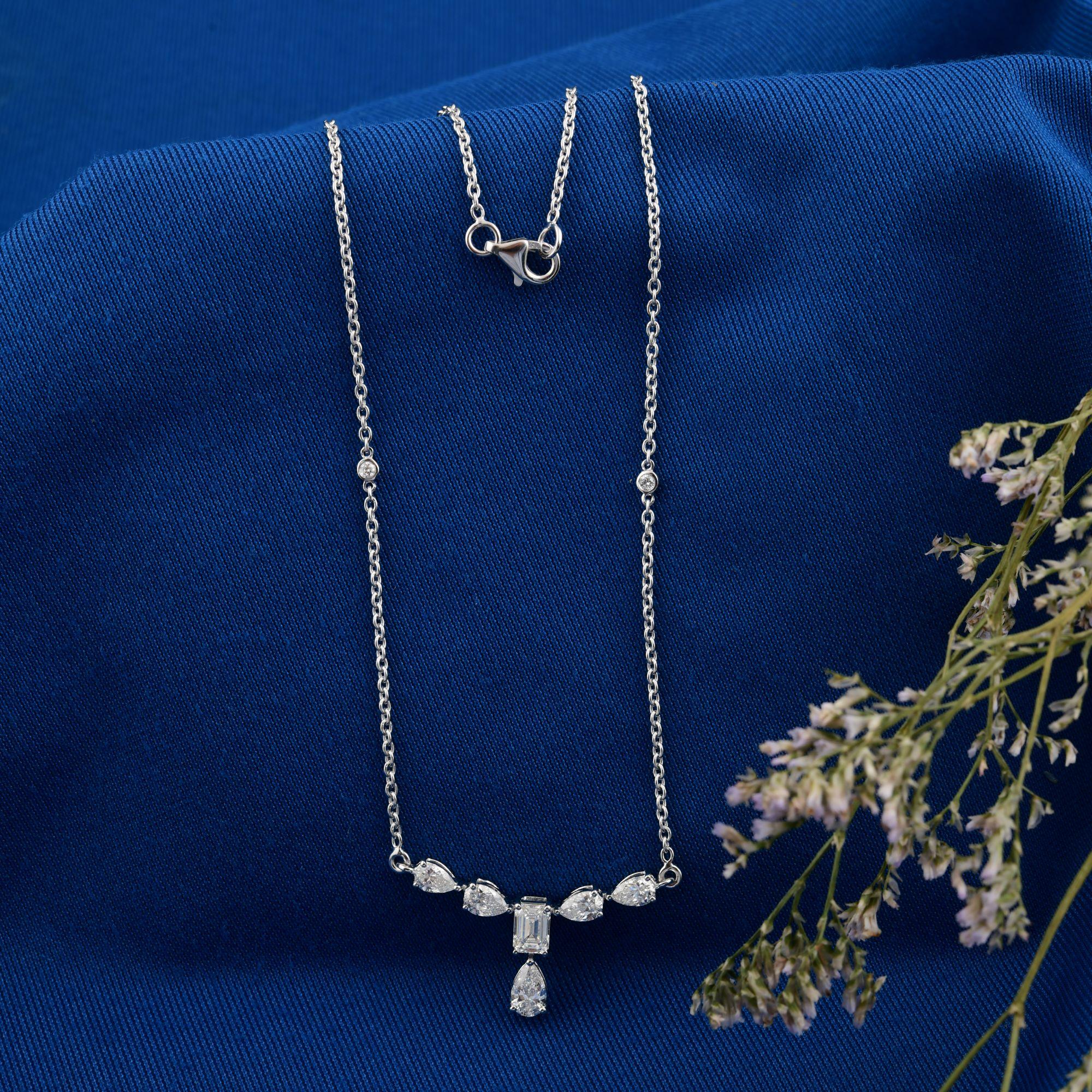 Minimalistische Baguette-Birne-Diamant-Cluster-Kette Halskette 14 Karat Weißgold
Mit einer atemberaubenden Anordnung von Diamanten im Birnen- und Baguetteschliff. Der aus massivem 14-karätigem Gold gefertigte Baguette-Diamant in der Mitte wird