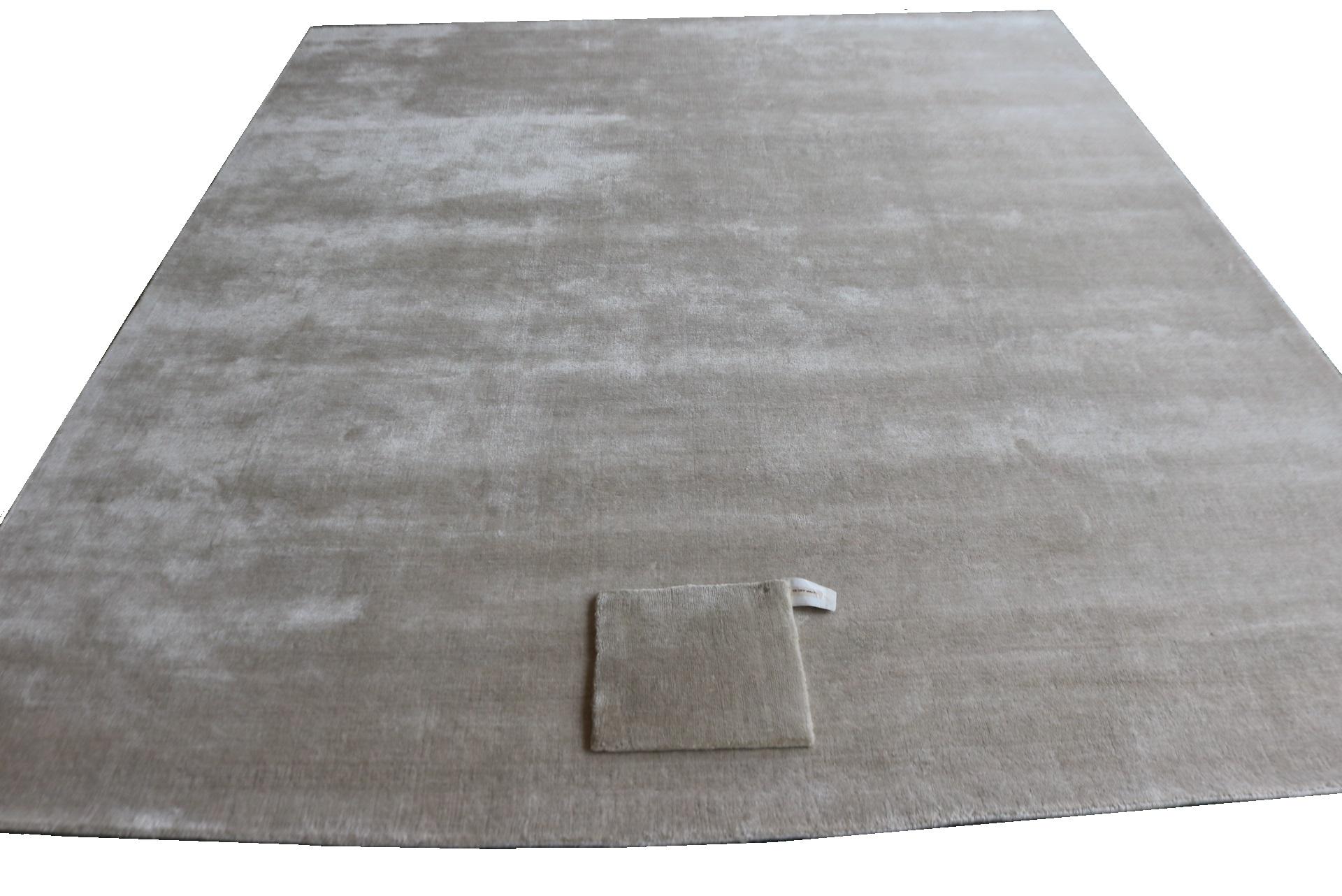Industriale Tappeto Minimalist Bamboo Silk, lisciato a mano, in tinta unita beige, misura 10'x14' a spedizione rapida in vendita