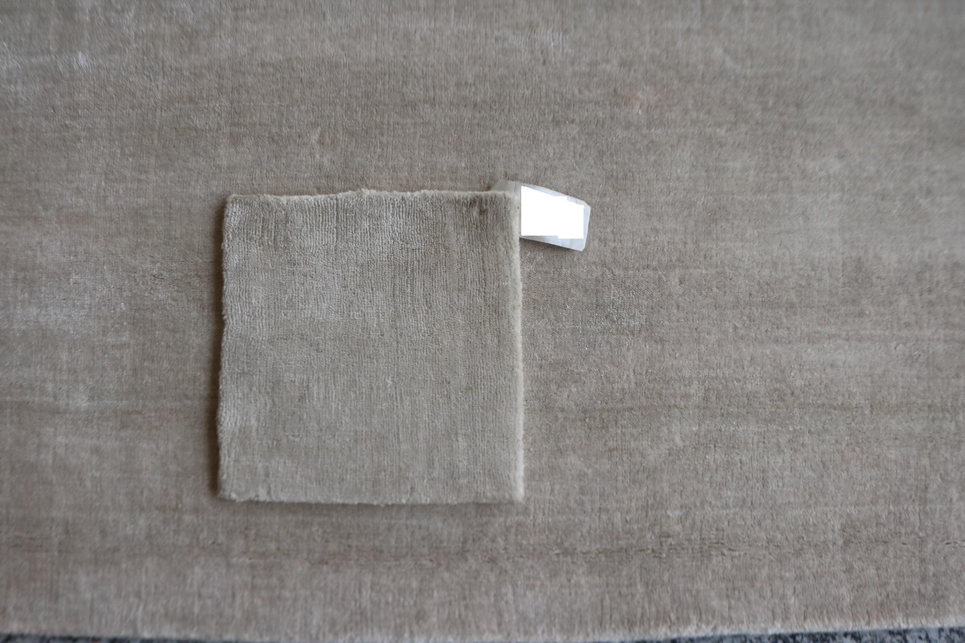 Tessuto a mano Tappeto Minimalist Bamboo Silk, lisciato a mano, in tinta unita beige, misura 10'x14' a spedizione rapida in vendita