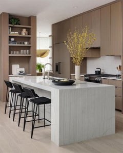 Sgabello da bar minimalista, stile brasiliano contemporaneo, nero, di Tiago Curioni