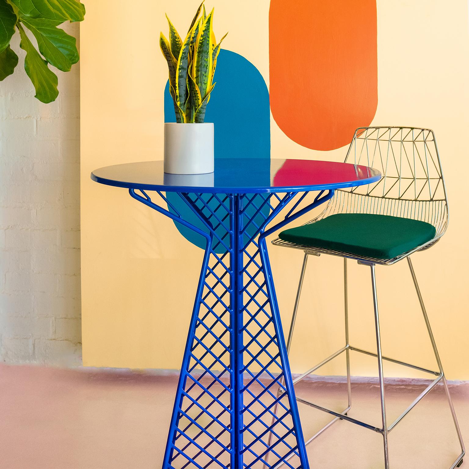 Bend Goods wire furniture
The cafe bar table has all the nostalgic style of a Classic cafe table with an elegant elongated shape that makes it perfect for outdoor use and commercial settings. This modern wire bar table has a stunning diagonal wire