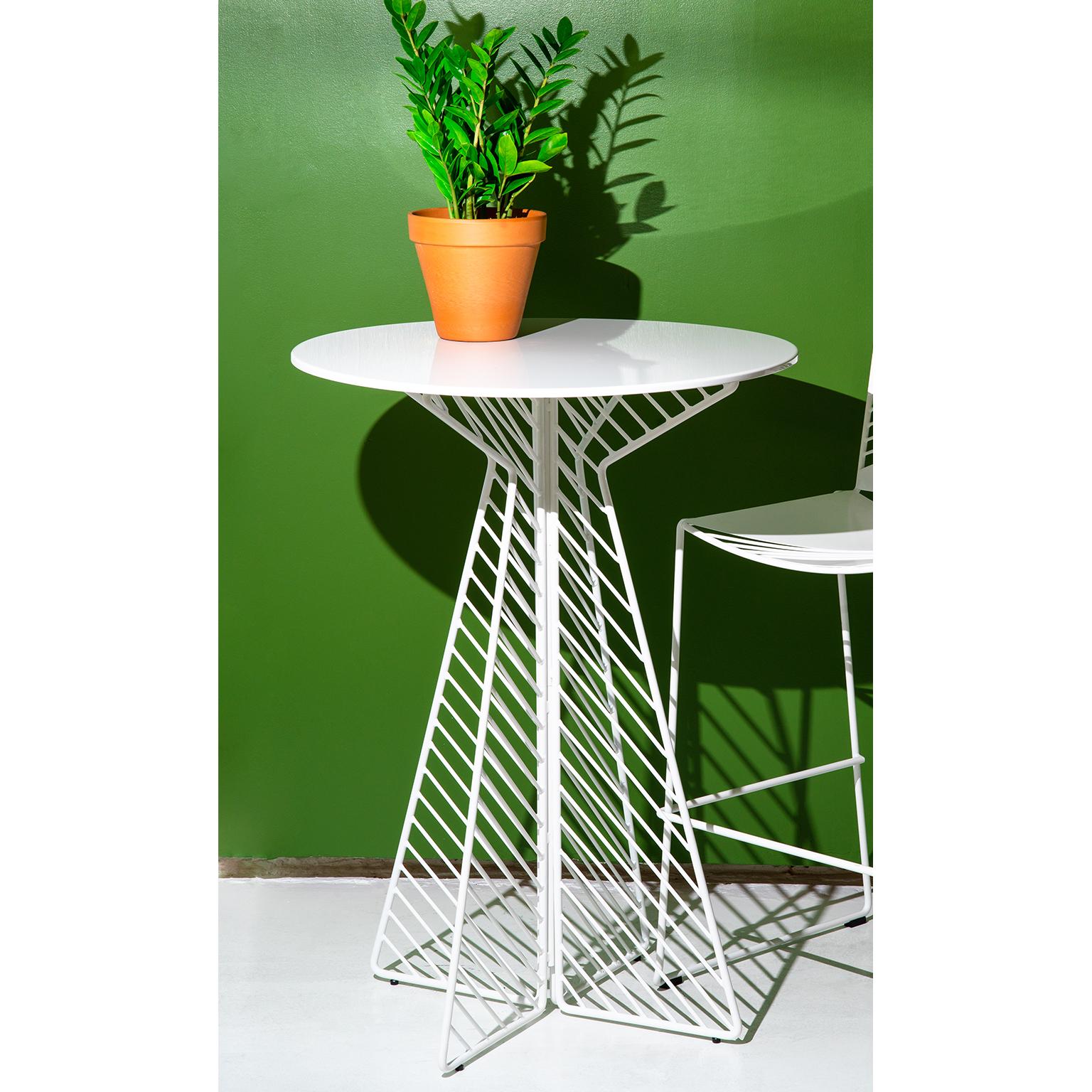 Bend Goods wire furniture
The cafe bar table has all the nostalgic style of a Classic cafe table with an elegant elongated shape that makes it perfect for outdoor use and commercial settings. This modern wire bar table has a stunning diagonal wire