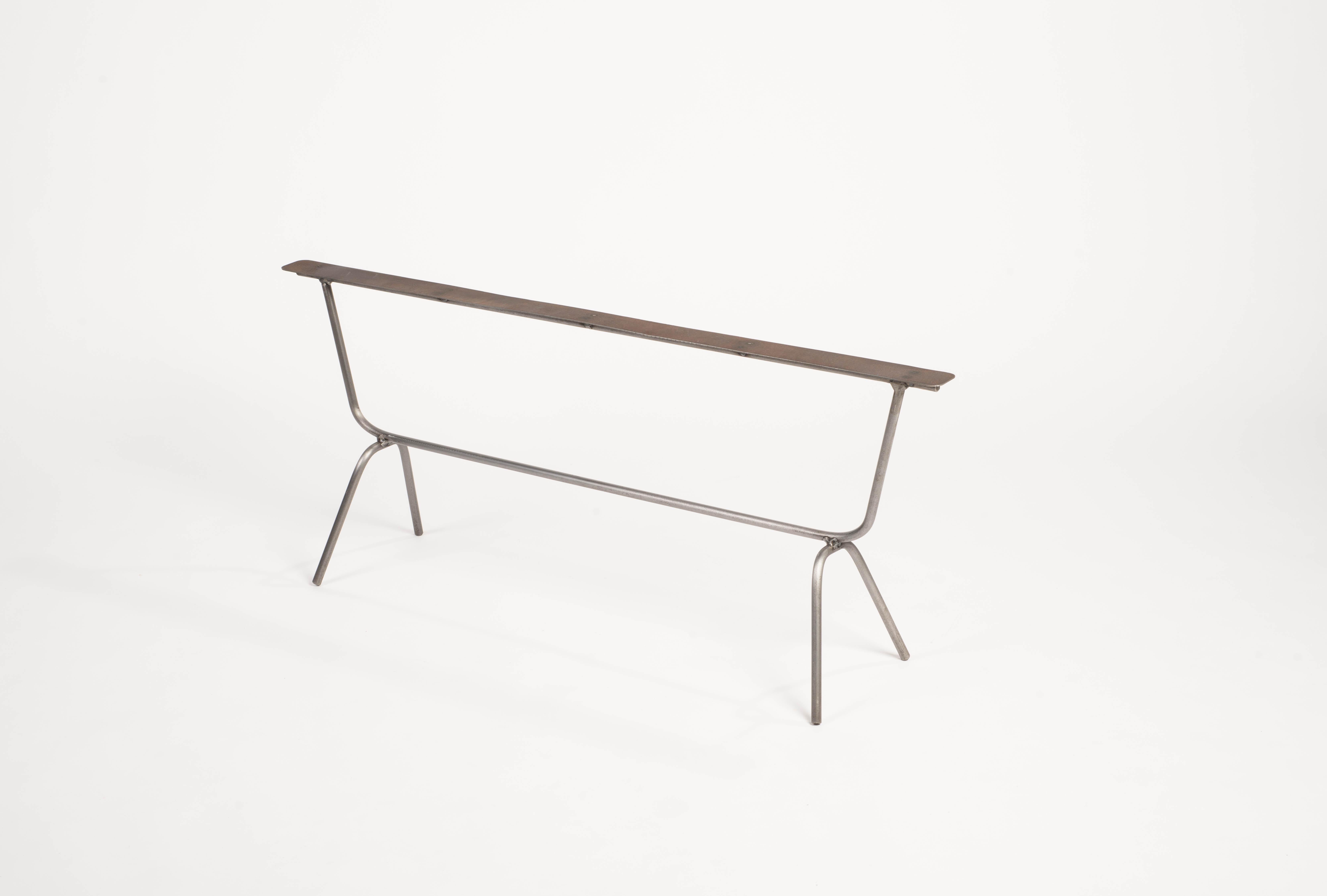 Banc minimaliste de Neil Nenner
Les signes de ponctuation
Dimensions : H 22 x L 138 x l 41 cm
Matériaux : Tubes et tiges en acier avec une finition naturelle.
 Tôles Corten 
 
Neil Nenner (né en 1977, Kibbutz Mevo Hama), designer indépendant /