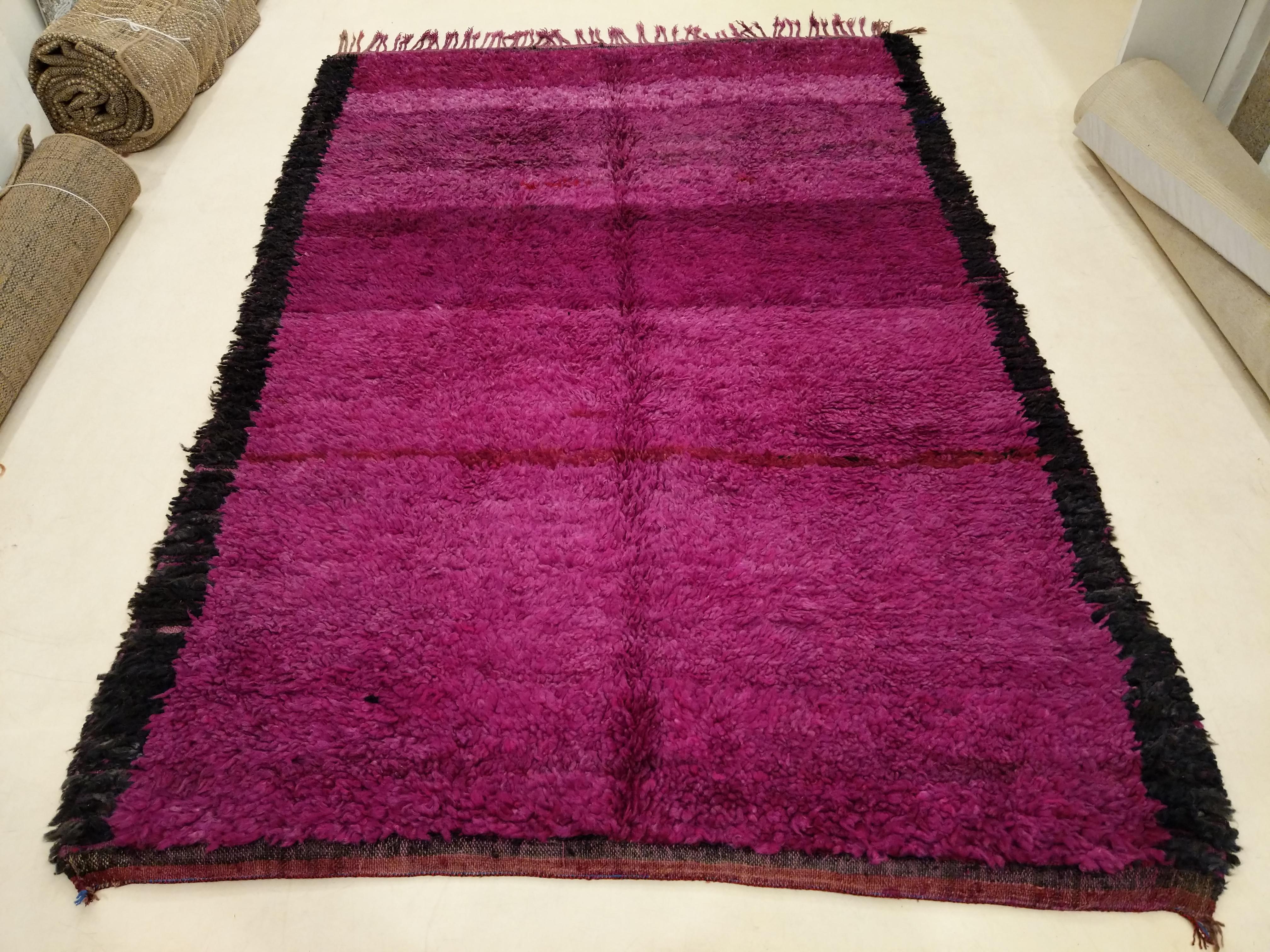 Minimalist Middle Atlas Moroccan Berber Purple Rug In Excellent Condition For Sale In Milan, IT