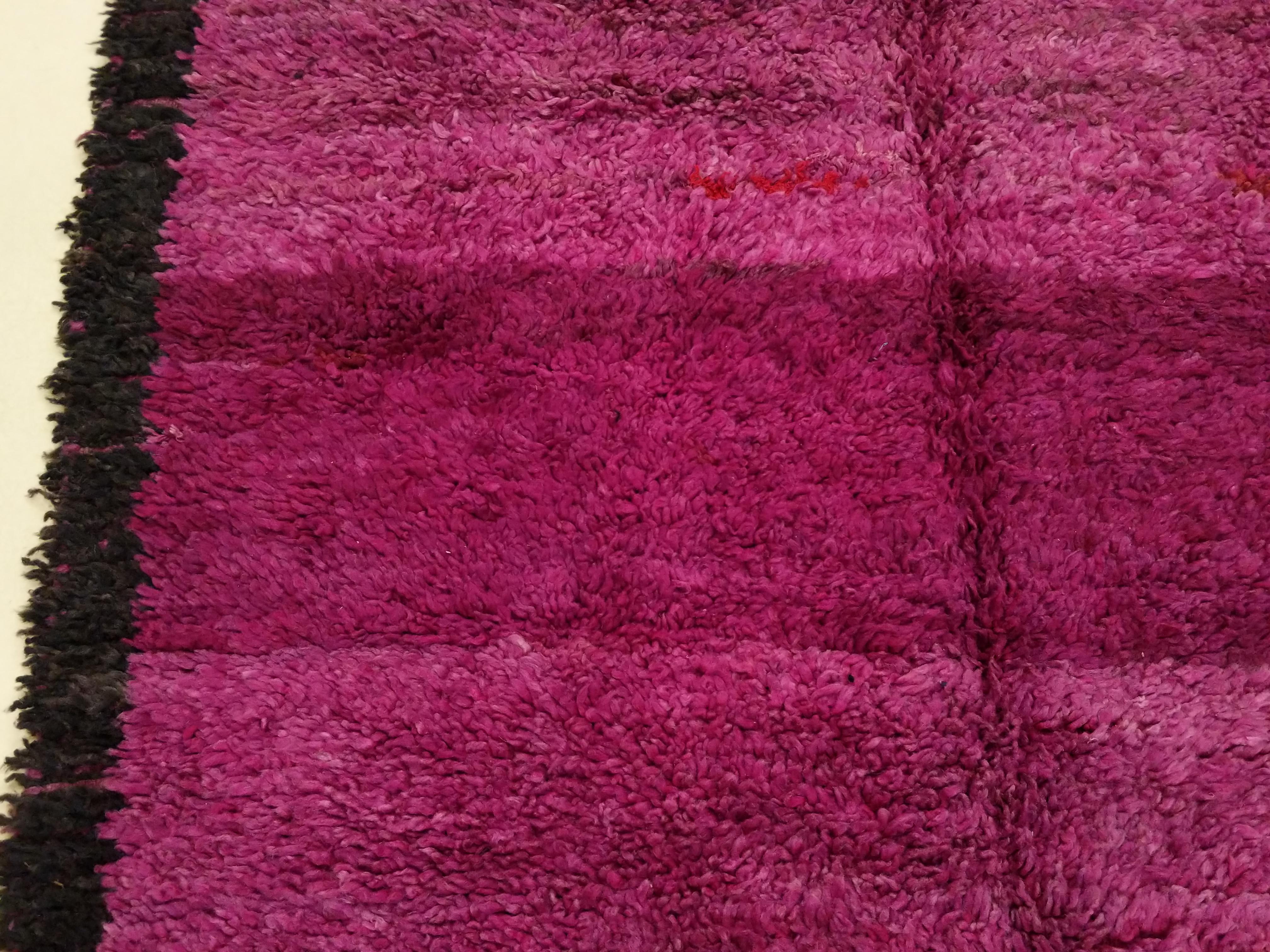 Minimalistischer marokkanischer Berberteppich aus dem Mittleren Atlas in Violett im Angebot 1