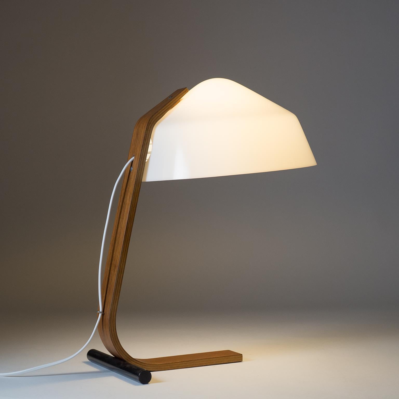 Mid-Century Modern Lampe de bureau minimaliste en bois courbé, années 1960 en vente