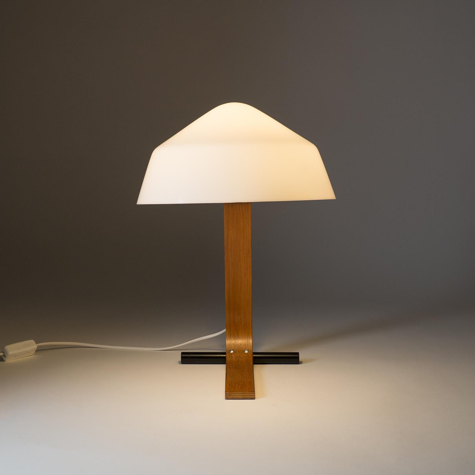 Allemand Lampe de bureau minimaliste en bois courbé, années 1960 en vente