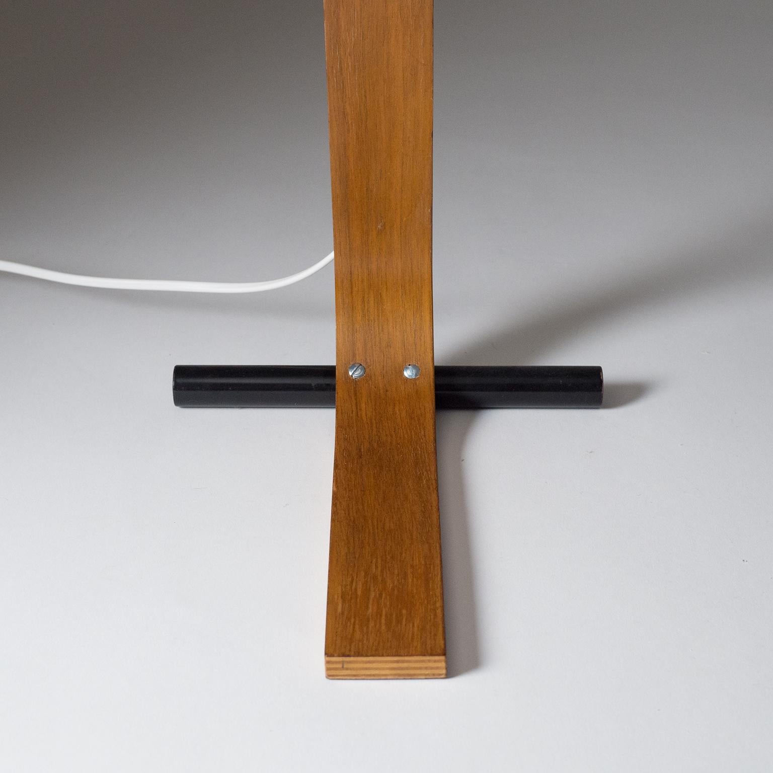 Mid-Century Modern Minimalist Bent Wood Table Lamp, 1960s For Sale
