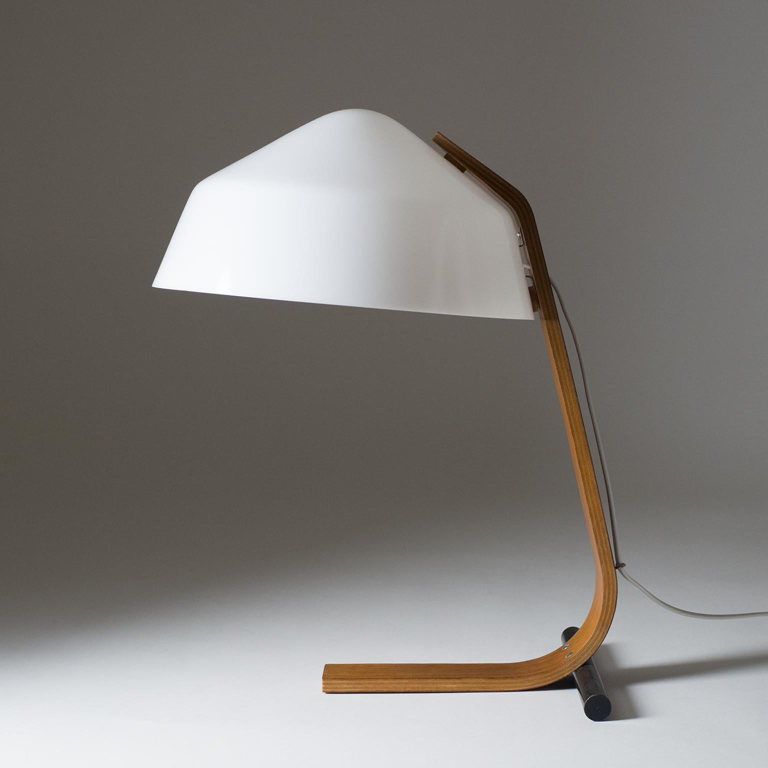 Minimalist Bent Wood Table Lamp, 1960s In Good Condition For Sale In Vienna, AT