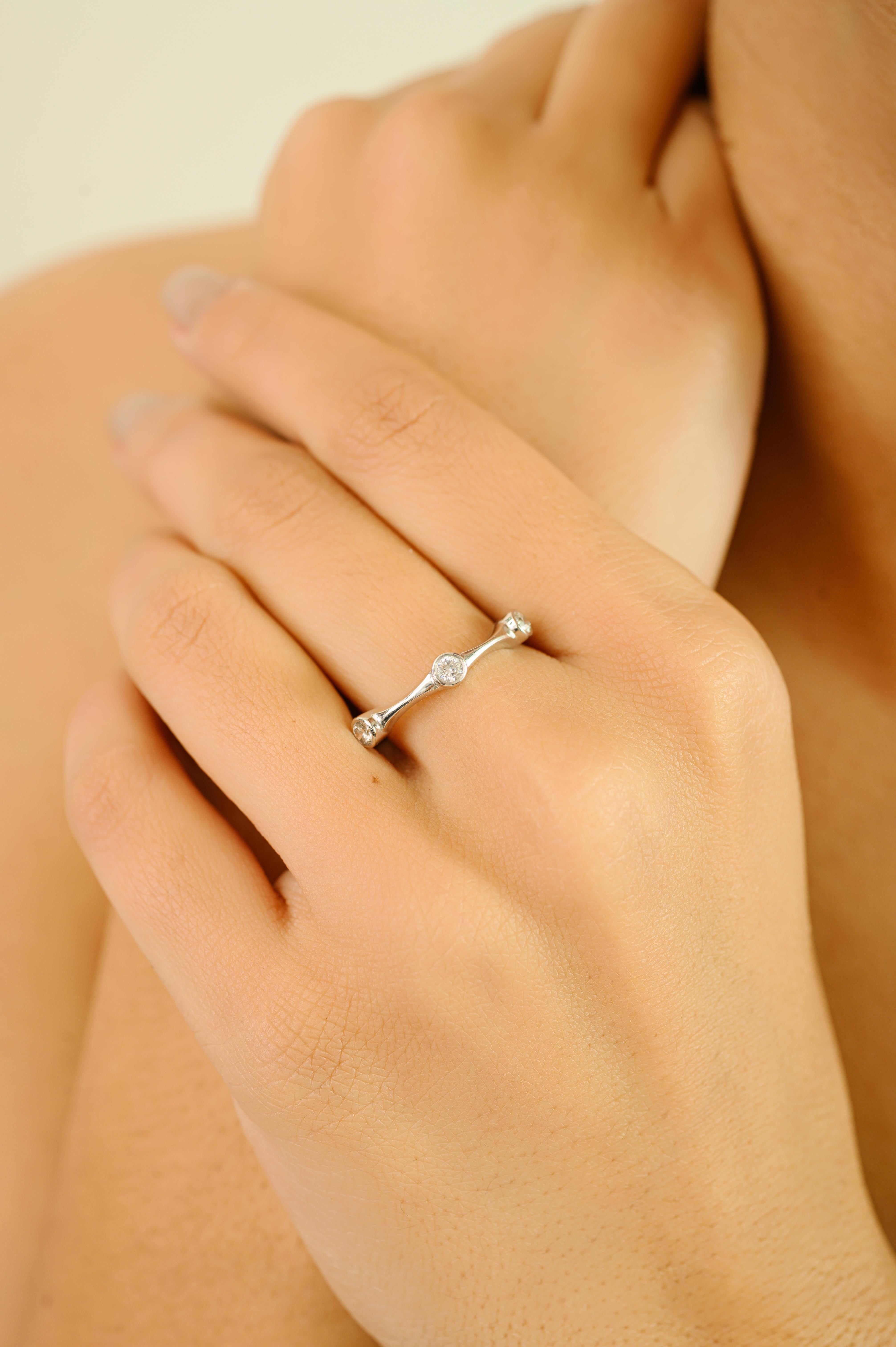 En vente :  Bague empilable en or blanc 14k avec chaton et diamants pour femmes 2