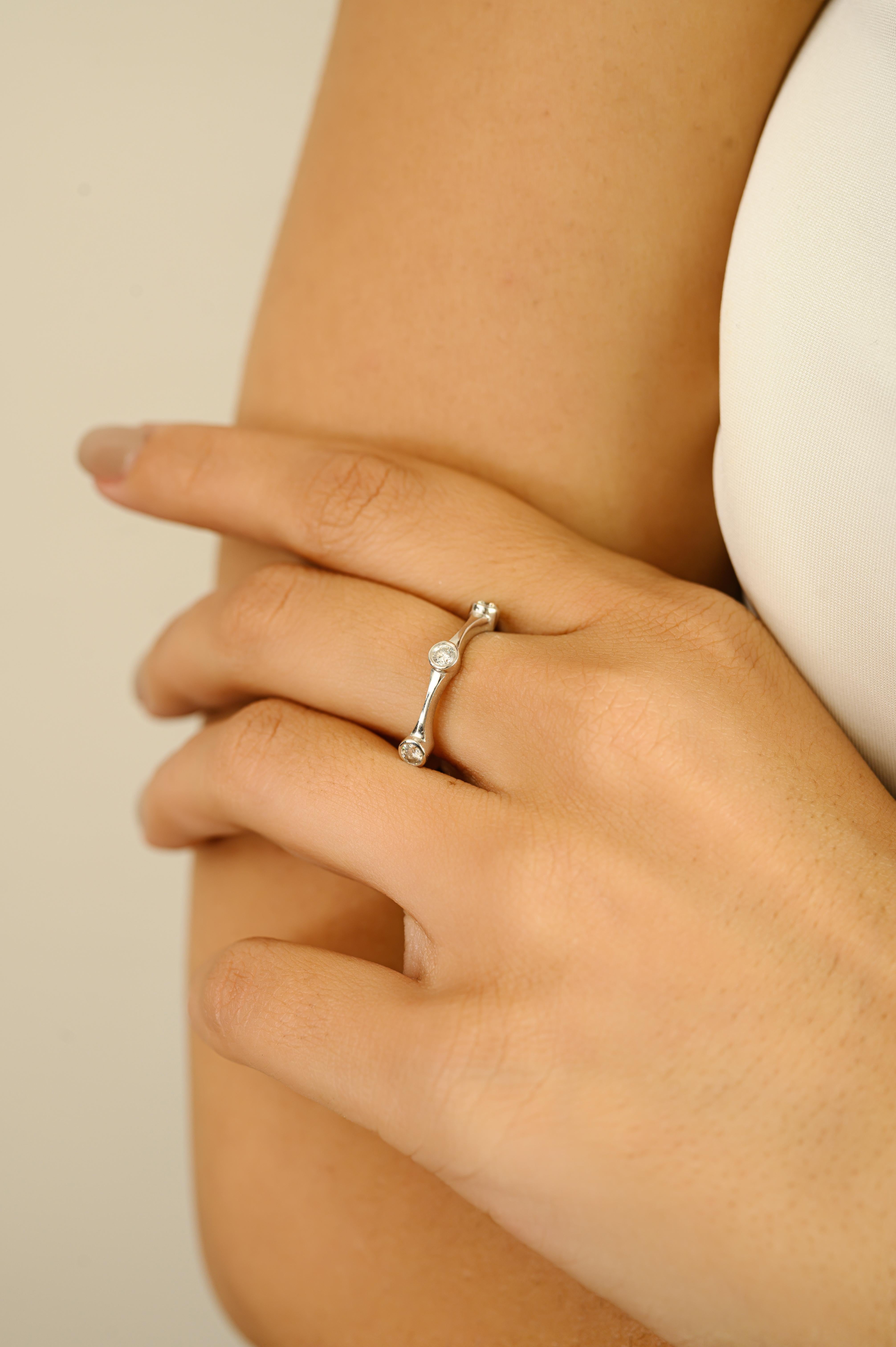 En vente :  Bague empilable en or blanc 14k avec chaton et diamants pour femmes 4