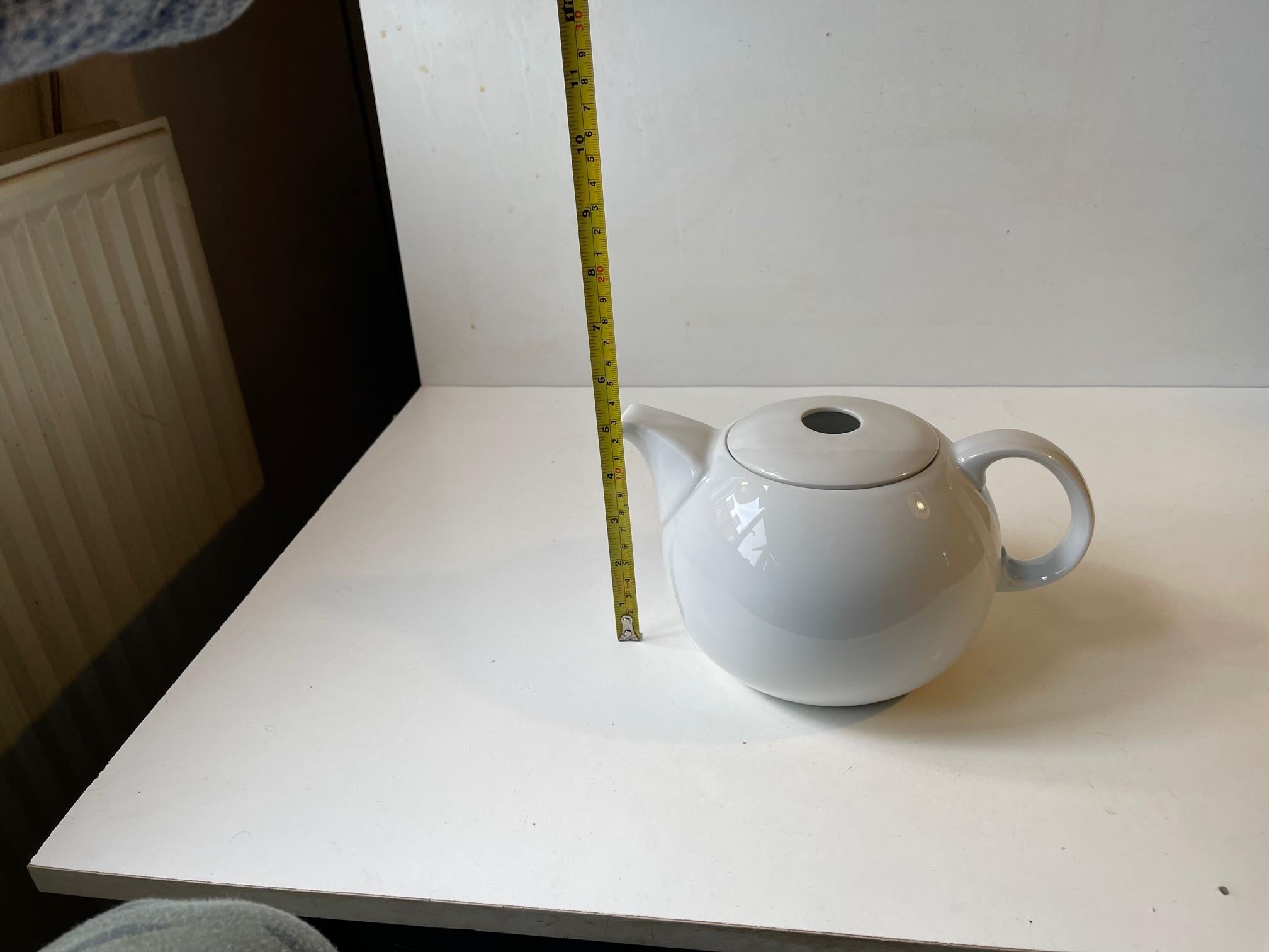 Minimalist Bing & Grøndahl White Porcelain Teapot Corinth by Martin H. Corinth For Sale 3