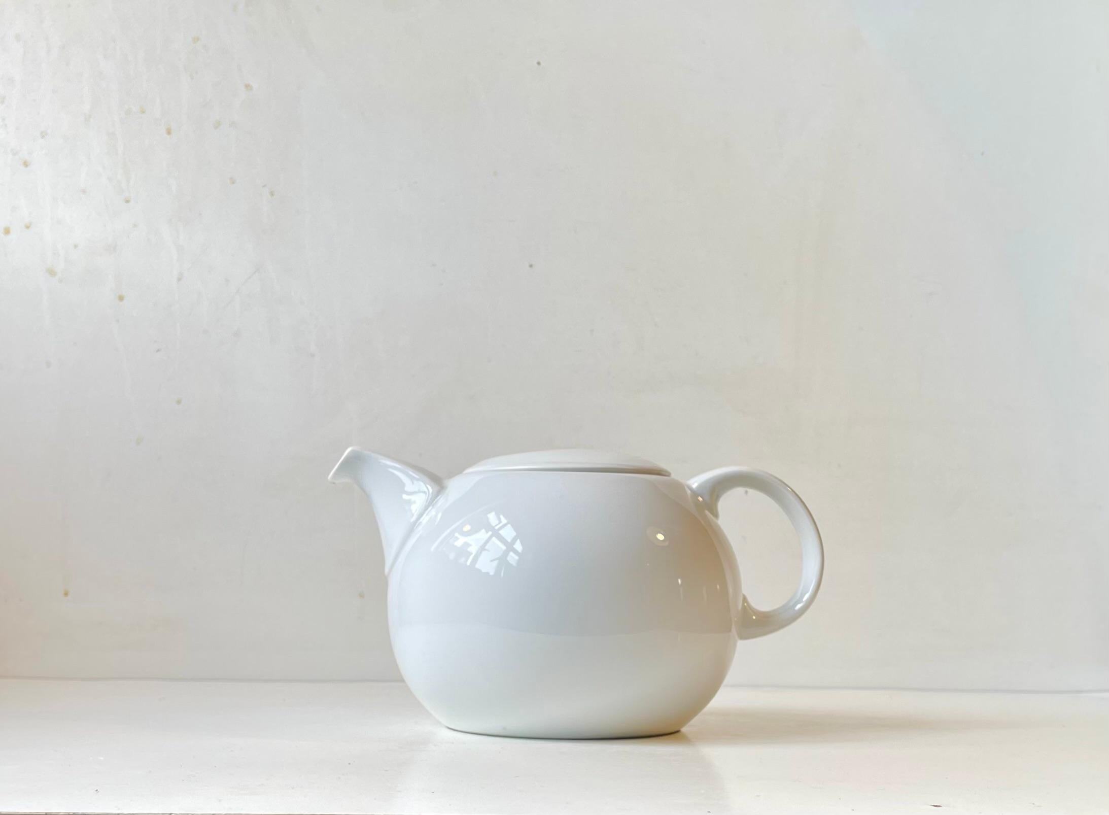 Skandinavische moderne Teekanne namens Korinth, entworfen von Martin Hunt Corinth für Bing & Grøndahl - B&G und später Royal Copenhagen. Es ist sehr selten in dieser komplett weißen Konfiguration. Sie besteht aus weiß glasiertem Porzellan und hat
