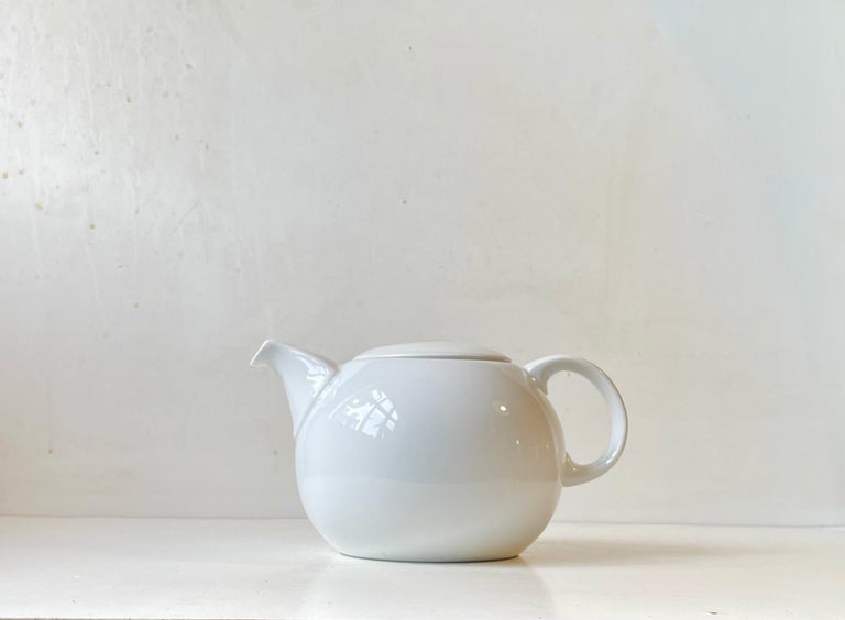 Scandinavian Modern teapot called Korinth and designed by Martin Hunt Corinth for Bing & Grøndahl - B&G and later Royal Copenhagen. Its very rare in this all-white configuration. Its made from white glazed porcelain and has a capacity of 1 liter.