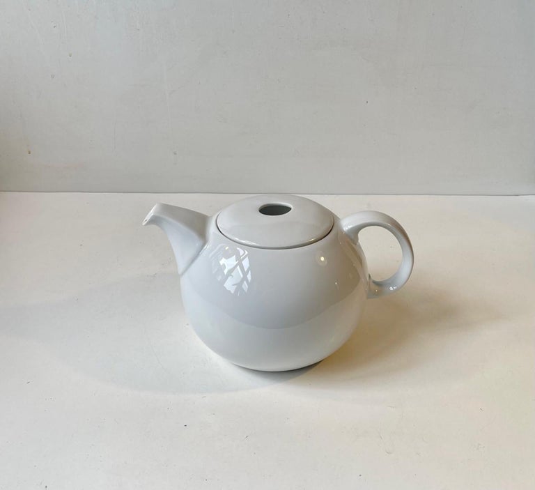 Scandinavian Modern Minimalist Bing & Grøndahl White Porcelain Teapot Corinth by Martin H. Corinth For Sale