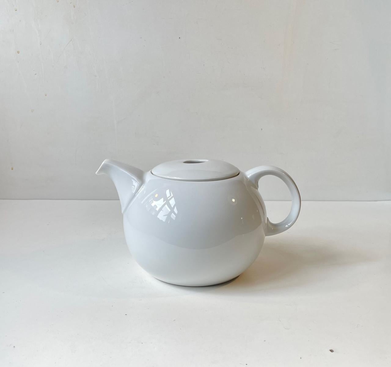 Danish Minimalist Bing & Grøndahl White Porcelain Teapot Corinth by Martin H. Corinth For Sale