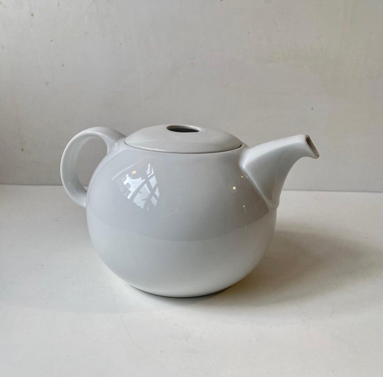 Minimalist Bing & Grøndahl White Porcelain Teapot Corinth by Martin H. Corinth In Good Condition For Sale In Esbjerg, DK