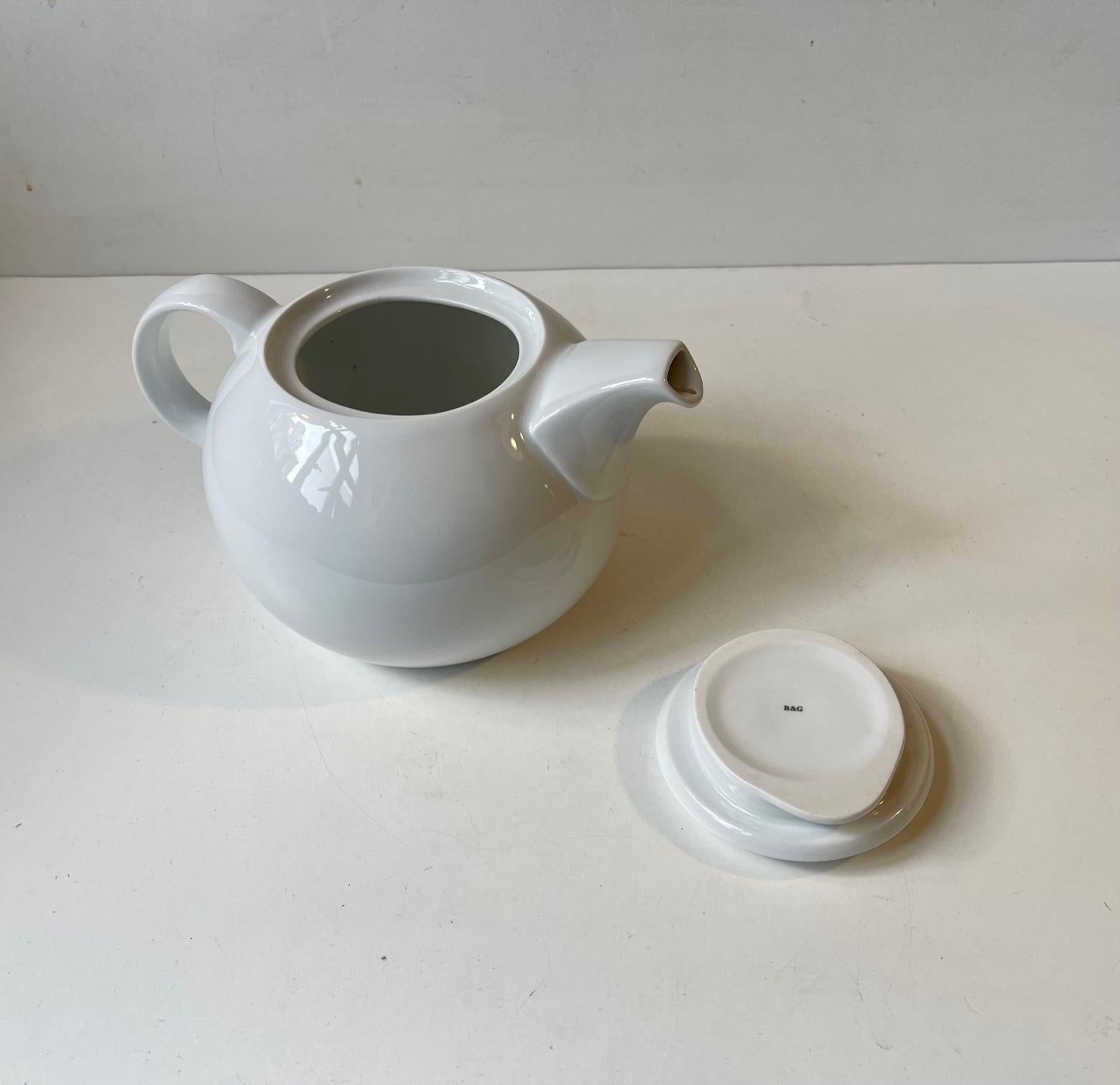 Minimalistische Teekanne aus weißem Porzellan von Bing & Grøndahl Corinth von Martin H. Corinth (Mitte des 20. Jahrhunderts) im Angebot