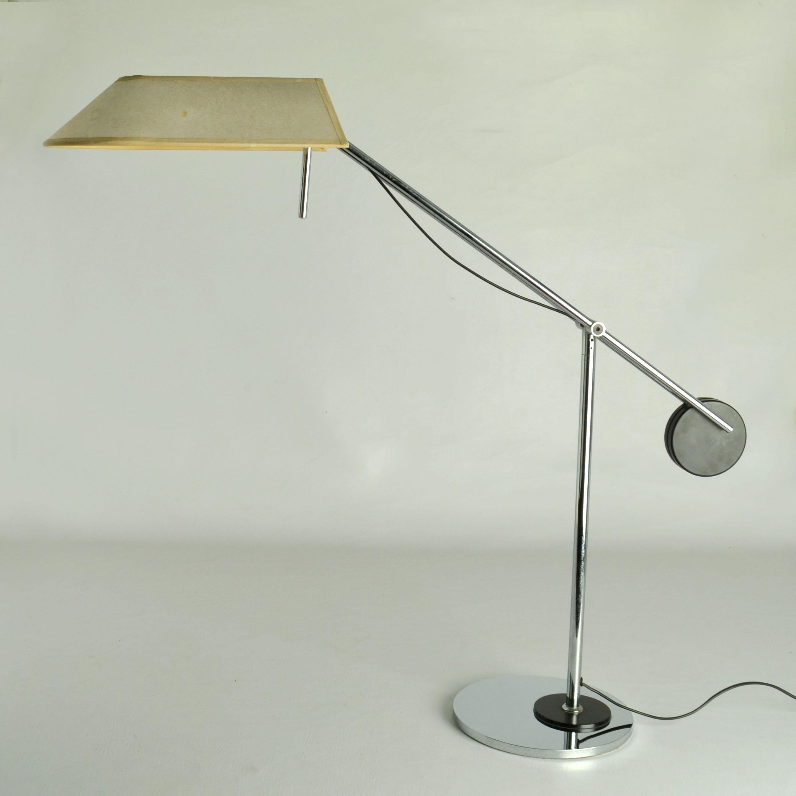 The counter balance architect's table Lamp is a rare find attributed to Laszlo Nigrini for Swiss Lamps International, 1970's.
The flexible structure allow the light source and the parchment shade to be articulated at various positions by the black