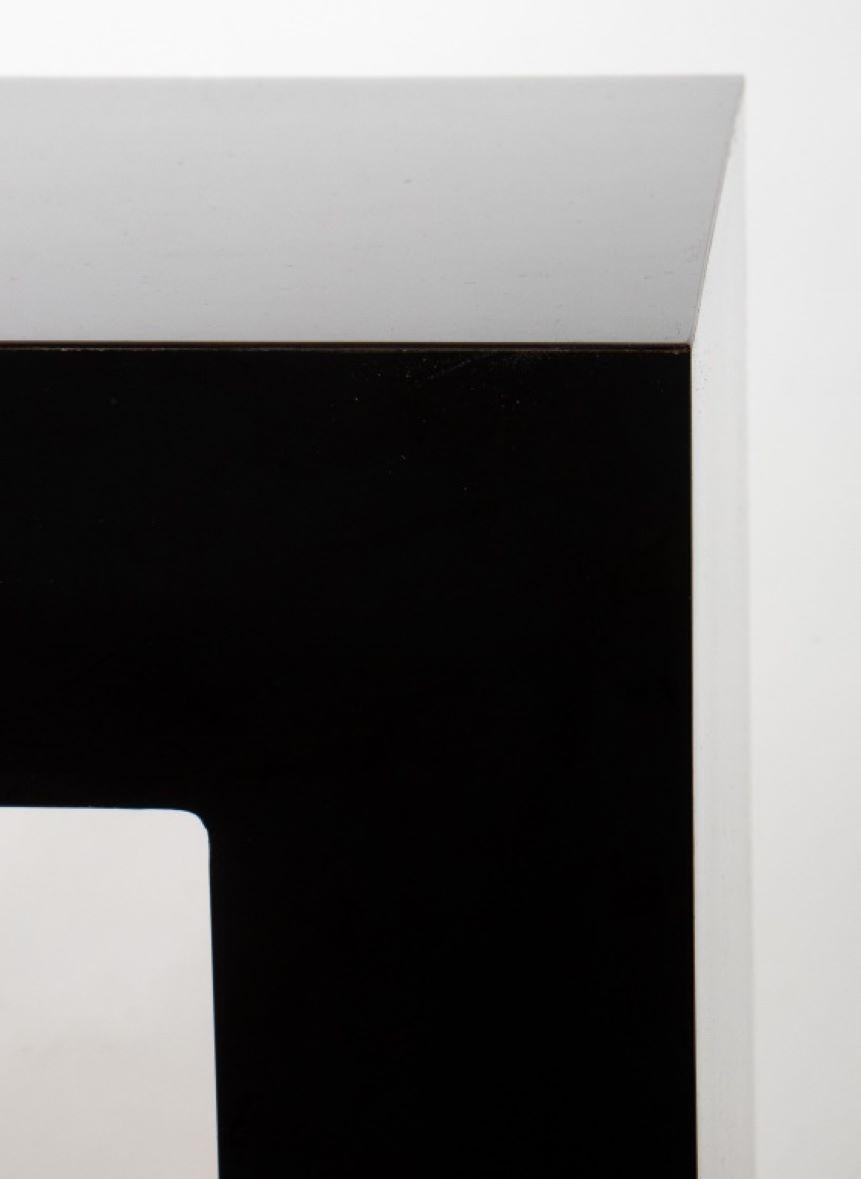 Table console minimaliste en laque noire. 27