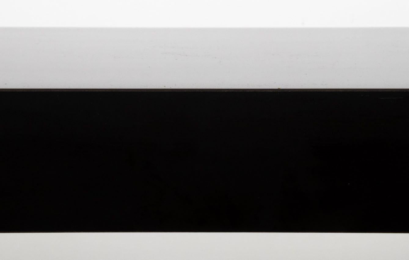Table console minimaliste en laque noire Bon état - En vente à New York, NY