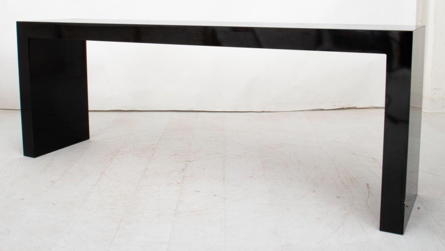 20ième siècle Table console minimaliste en laque noire en vente