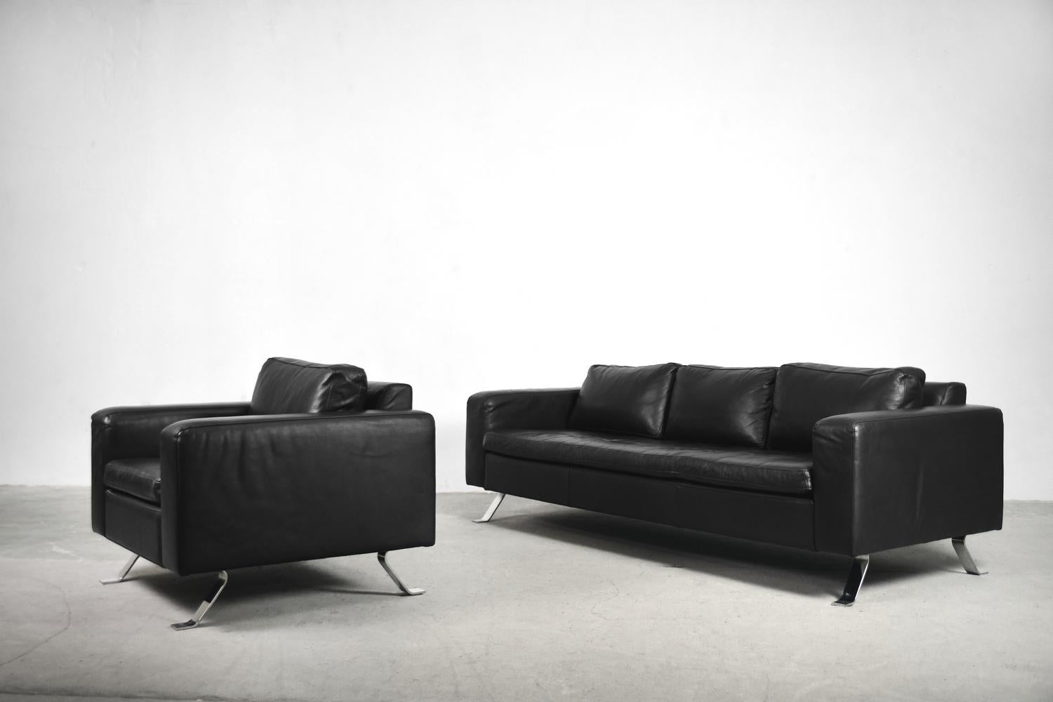 This Minimalist and elegant living room set was produced by Lind, a manufactory originally established in Denmark in 1965 and expanded to Canada in 1988. Lind furniture manufacture a wide selection of sofa integrating style, comfort and