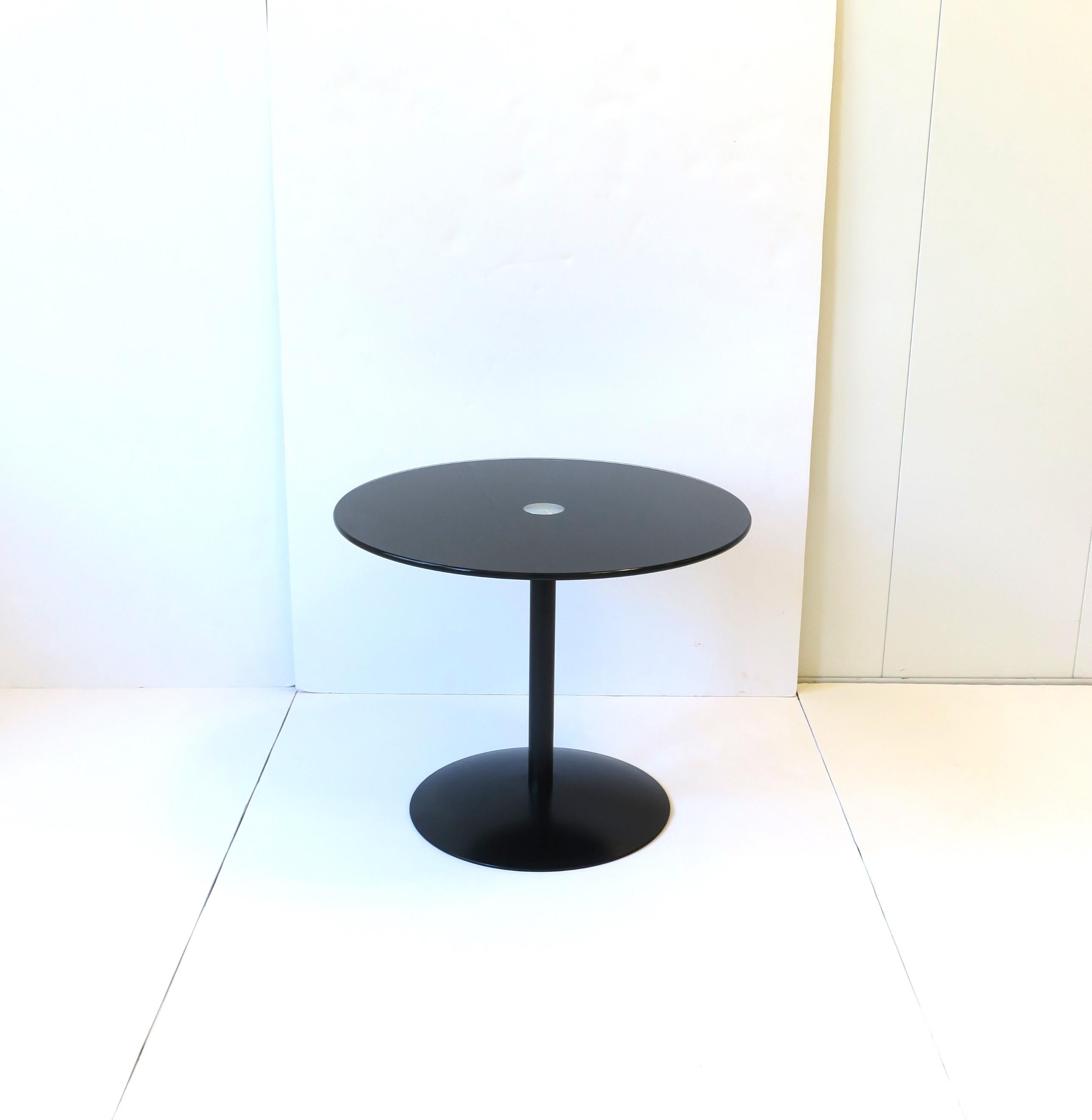 Table d'appoint en verre noir en vente 2
