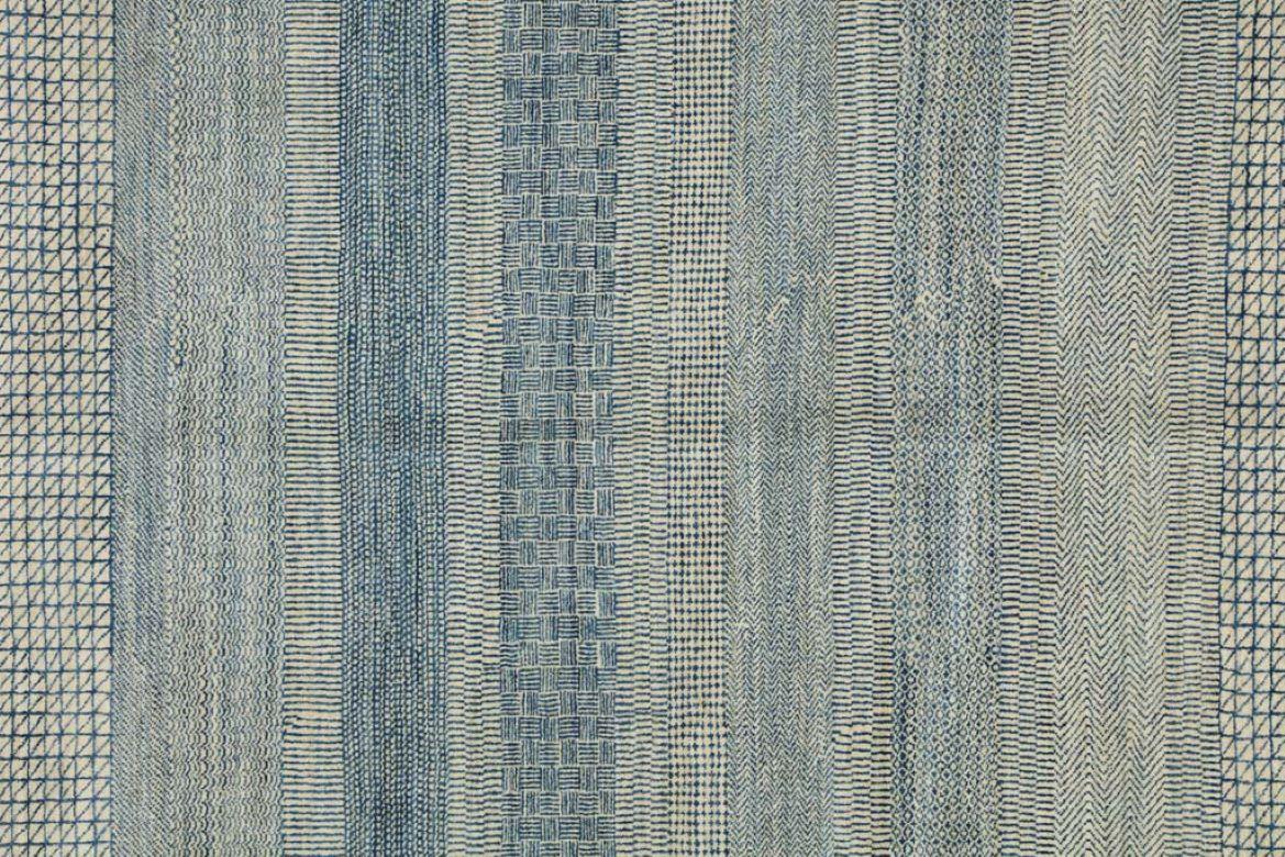 Ein exemplarischer Vertreter der Orley Shabahang Rain Collection, dieser minimalistische blaue und cremefarbene Woll-Perserteppich misst etwa 9' x 12'. Die Rain Collection wurde geschaffen, um die vielen Formen des Regens zu veranschaulichen, und