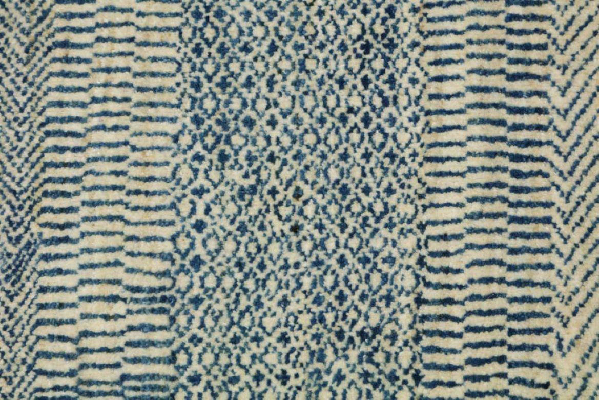 Minimalistischer blauer und cremefarbener persischer Wollteppich, 9' x 12' (21. Jahrhundert und zeitgenössisch) im Angebot