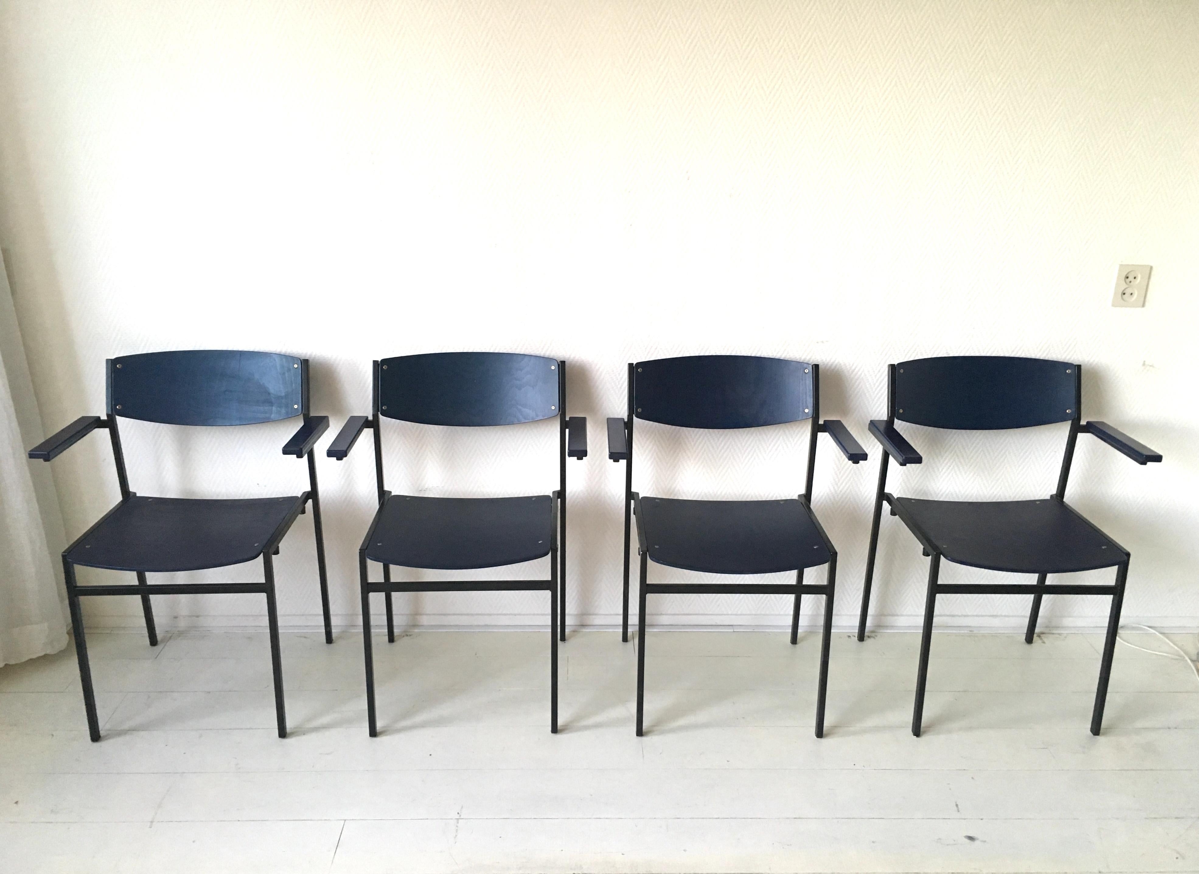 Minimalistische stapelbare Sessel aus blauem Metall und Sperrholz von Gijs Van Der Sluis (Niederländisch) im Angebot